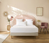 Chambre Serenis à arche rose, protège-matelas blanc tendu sur le matelas